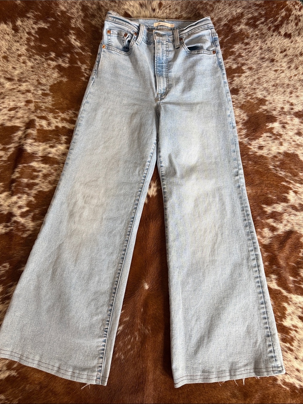 Levi's Women's Light Blue High-Rise Jeans with Signature Back Pockets - Picture 5 of 6